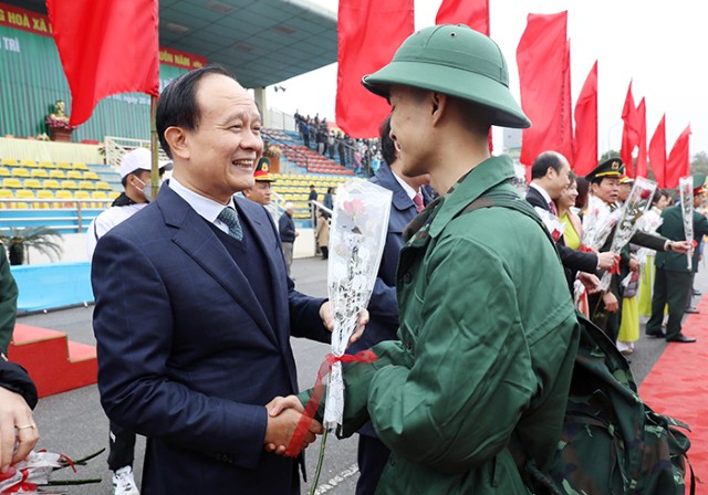 Chủ tịch HĐND Thành phố Nguyễn Ngọc Tuấn dự lễ giao nhận quân tại huyện Thanh Trì 